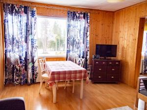 a dining room with a table and a window at Kätkävaara Wilderness Lodge in Muurola