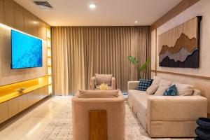 a living room with a couch and a tv at Departamento Cadiz in Miramar