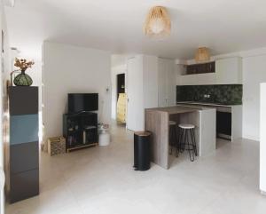 a kitchen with white walls and a counter top at Location cocooning à Audenge in Audenge