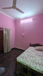 a bedroom with a bed and a ceiling fan at Villa Estrela Holiday Escape in Betalbatim