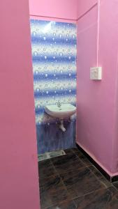 a bathroom with a sink in a pink wall at Villa Estrela Holiday Escape in Betalbatim +2 photos