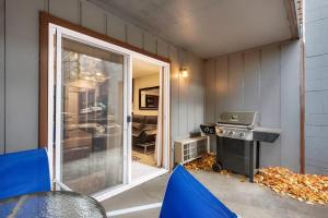 a patio with a grill and a table and chairs at Ground level Condo near Downtown Bend in Bend