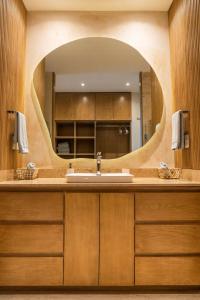 a bathroom with a sink and a mirror at Departamento Cadiz in Miramar