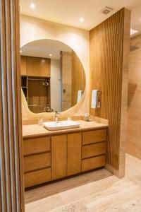 a bathroom with a sink and a mirror at Departamento Cadiz in Miramar
