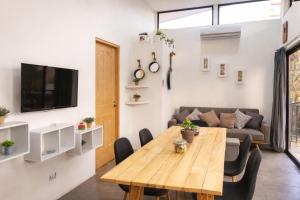 a living room with a wooden table and a couch at Las Naveiras in Tamarindo