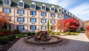 a building with a fountain in front of a building at The Chateau Resort in Tannersville