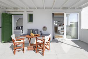 a kitchen and dining room with a table and chairs at Anemomylos in Kastraki