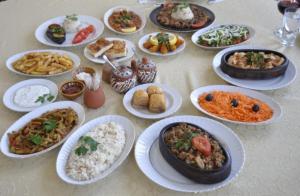 una mesa con muchos platos de comida. en Old Greek House, en Ürgüp