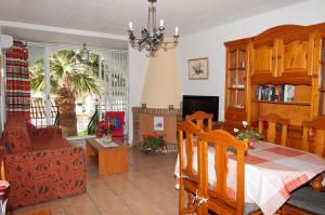 ein Wohnzimmer mit einem Tisch und einem Esszimmer in der Unterkunft Casas Adosadas Lambda in Almuñécar