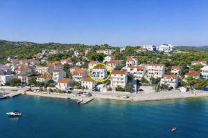 a town with a yellow circle in the middle of the water at House Klarin in Jezera