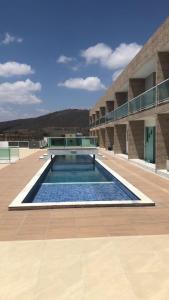 a swimming pool on the side of a building at Flat no Alto de Bezerros Casa 7 in Bezerros