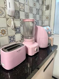 a pink blender sitting on a counter in a kitchen at Diamond Summer in Caucaia +21 photos