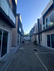 an empty alley between two apartment buildings at Diamond Summer in Caucaia