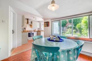 a kitchen and dining room with a table and chairs at 2 Bed in Southwold oc-hdanby in Southwold