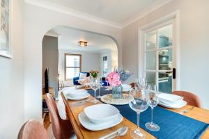 a dining room with a table with plates and wine glasses at 2 Bed in Braunton oc-stepco in Braunton