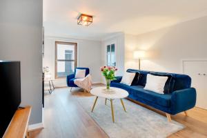 a living room with a blue couch and a table at 2 Bed in Braunton oc-stepco in Braunton