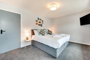 a bedroom with a large bed and a flat screen tv at 2 Bed in Braunton oc-stepco in Braunton