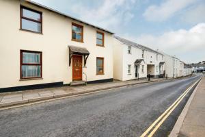 a row of white houses on a street at 2 Bed in Braunton oc-stepco in Braunton