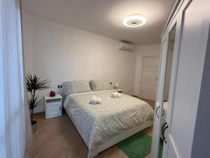 a small bedroom with a bed and a night stand at La Loggia sui Giardini in Mola di Bari
