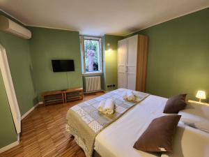 a bedroom with a large bed with green walls at Bellagio Love apartment Pool Near lake Free parking in Bellagio