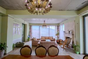 a living room with a couch and a chandelier at GM - Guesthouse in Choporti