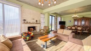 a living room with a couch and a fireplace at GM - Guesthouse in Choporti