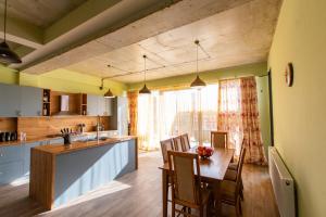 a kitchen and dining room with a table and chairs at GM - Guesthouse in Choporti