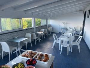 a restaurant with tables and chairs and aasteryasteryasteryasteryasteryasteryasteryastery at B&B Riviera Azzurra in Cirella