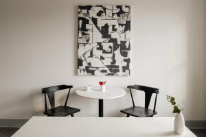 a white table with two chairs and a table with a white table at Kasa Capitol Hill Downtown Nashville in Nashville