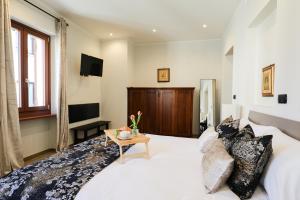 a bedroom with a bed and a table at Affittacamere Ca Stella Antares a La Morra centro in La Morra