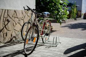 una bicicleta estacionada en una acera junto a una pared en Villa Ars Vivendi en Gols