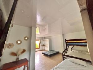 ein Schlafzimmer mit zwei Etagenbetten und einem Flur in der Unterkunft HostalElCascolManabiPuertolopez in Puerto López + 46 Fotos