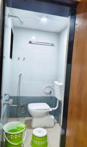 a bathroom with a toilet and a shower in it at Shaktipeeth Yatrinivas in Kolhapur