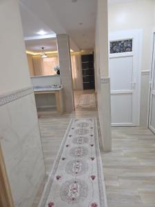 a room with a hallway with a rug on the floor at Appartement indépendant de villa in Tipaza