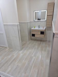 a bathroom with a sink and a mirror at Appartement indépendant de villa in Tipaza