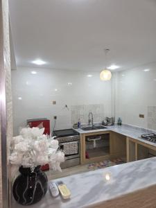 a kitchen with a sink and a counter top at Appartement indépendant de villa in Tipaza
