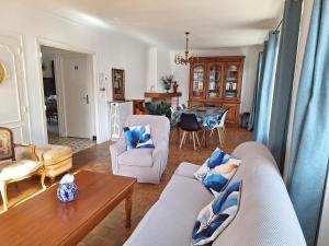 a living room with two couches and a table at Le Jardin d'Elise - Maison 10 personnes avec jardin - proche centre ville in Brive-la-Gaillarde +13 photos