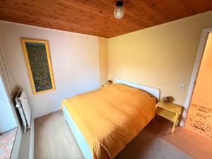a bedroom with a bed in the corner of a room at Appartement 2 chambres in Messancy