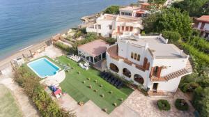 una vista aérea de una casa con piscina en Villa Silvia, en Casteldaccia