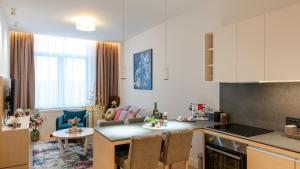 a kitchen and a living room with a table and a kitchen at Z terme Harmony in Vrnjačka Banja