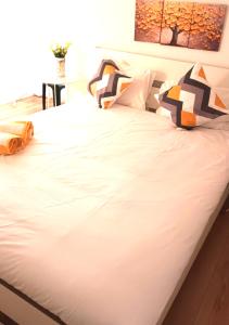 a large white bed with pillows on it at Casa de Limon - צימרים וסוויטות בוטיק בגליל in Sede Eli‘ezer +34 photos
