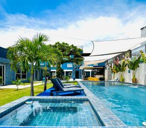 a swimming pool with a lounge chair next to a building at Hotel Summer Beach Paripueira Maceió in Paripueira