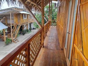 ein offener Flur eines Hauses mit Holzboden in der Unterkunft HostalElCascolManabiPuertolopez in Puerto López