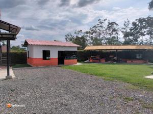 a small building with a pavilion in a yard at CAMPESTRE VILLA LUNA Quinbaya in El Tigre
