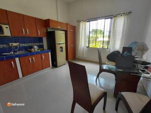 a kitchen with a table and chairs and a refrigerator at CAMPESTRE VILLA LUNA Quinbaya in El Tigre
