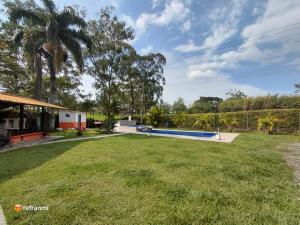 a yard with a swimming pool and a house at CAMPESTRE VILLA LUNA Quinbaya in El Tigre