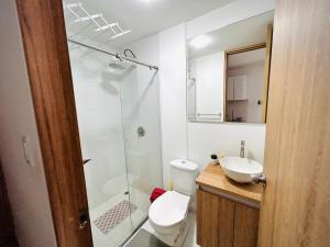 a bathroom with a shower and a toilet and a sink at Apartamento mar in Tunja