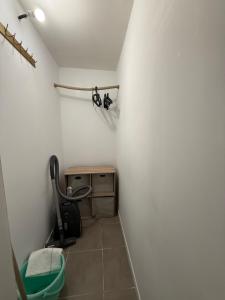 a room with a desk and a chair in a room at u limone in Porticcio