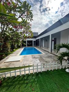 a pool in the backyard of a house at refúgio urbano in Nova Odessa