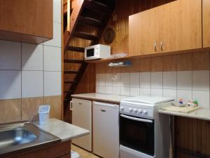 Cuisine ou kitchenette dans l'établissement Kéri Apartman